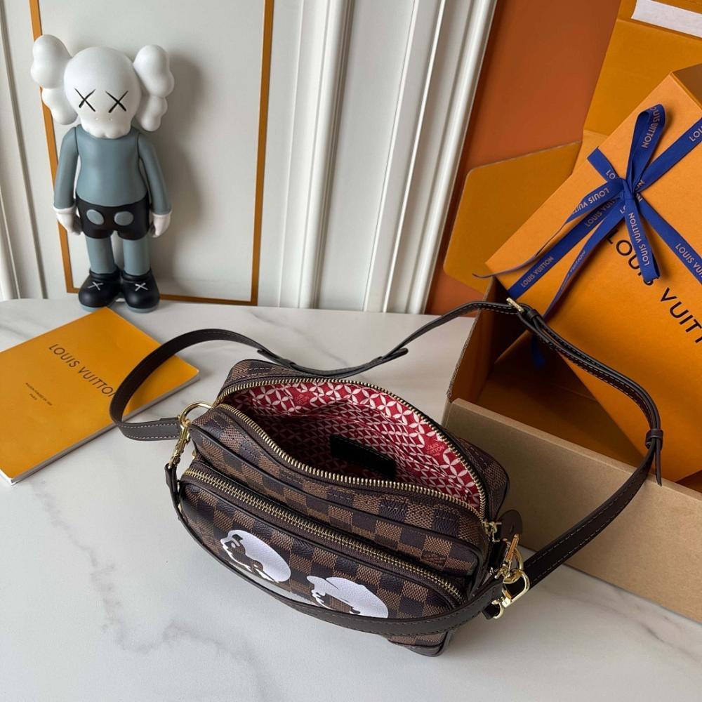 Stylish Refined Black Shoulder Bag