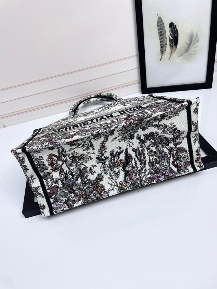 Modern Luxury Embroidered Shoulder Bag