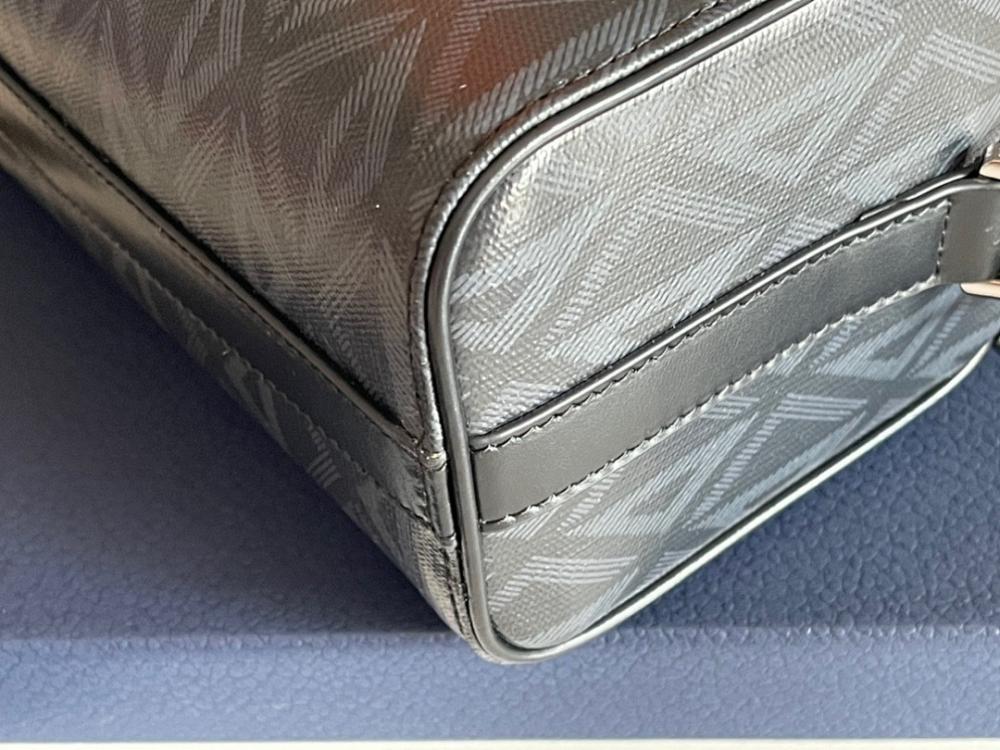 Elegant Grey Leather Shoulder Bag – Limited Edition