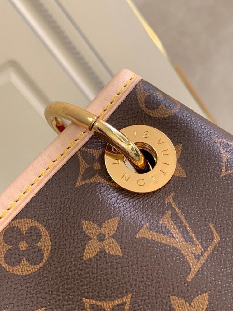 Elegant Refined Gold Crossbody Bag
