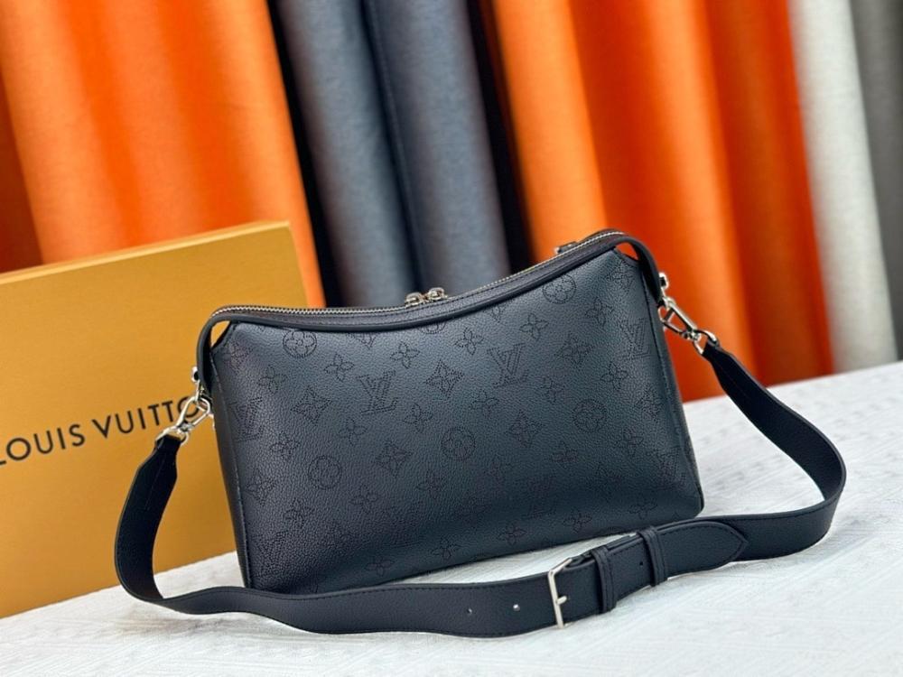 Elegant Leather Shoulder Bag – Limited Edition
