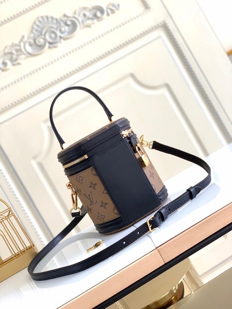 Alma Leather Shoulder Bag