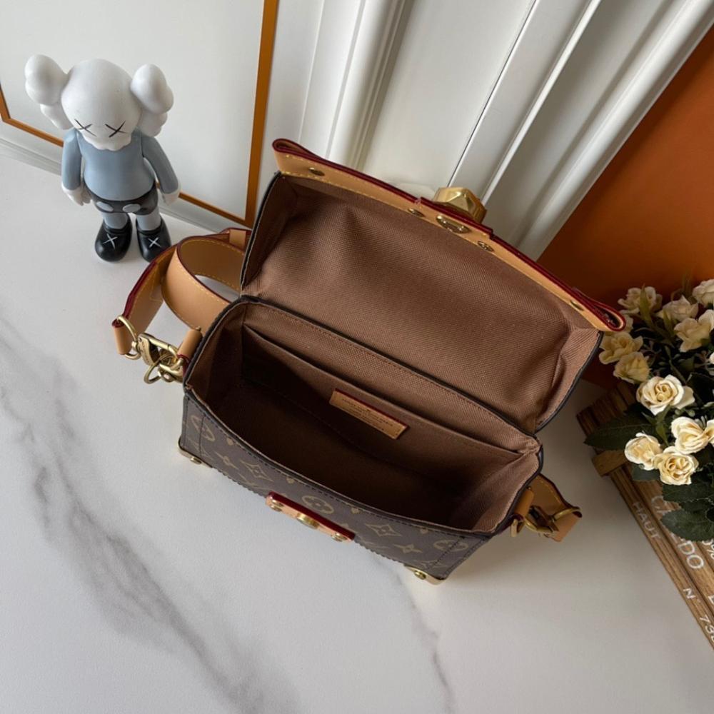 Elegant Studded Leather Travel Bag – Limited Edition