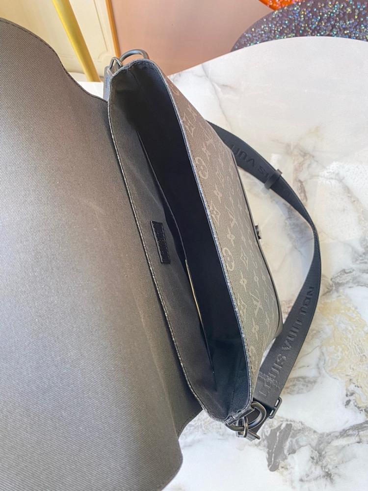 Elegant Leather Shoulder Bag – Special Edition