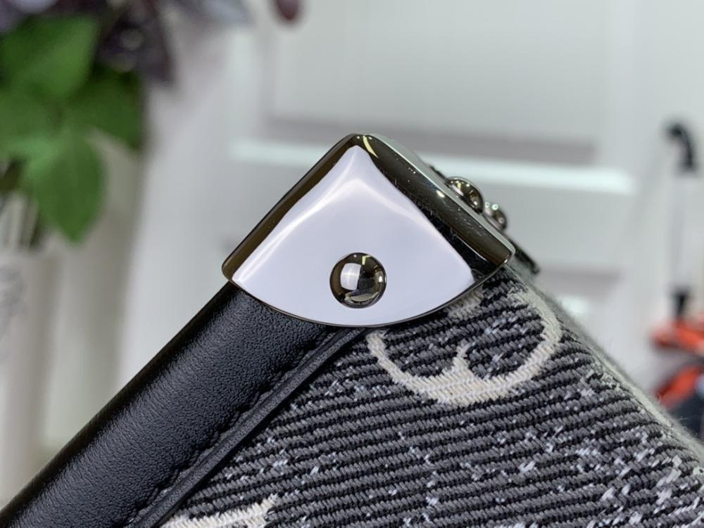 Elegant Shoulder Bag