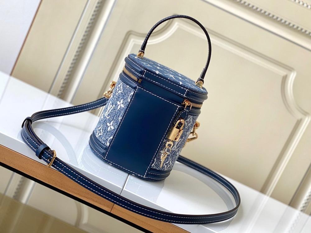 Elegant Leather Shoulder Bag – Limited Edition