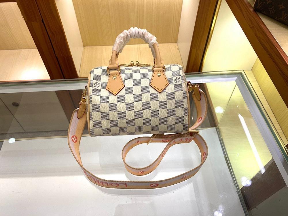 Elegant Refined Leather Travel Bag
