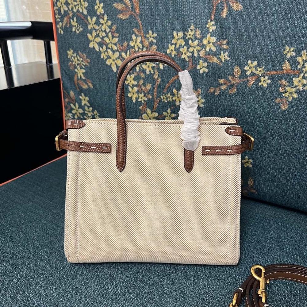 VLogo Signature Leather Shoulder Bag
