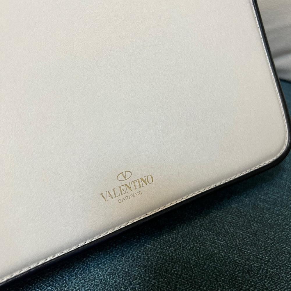 VLogo Signature Calfskin Shoulder Bag