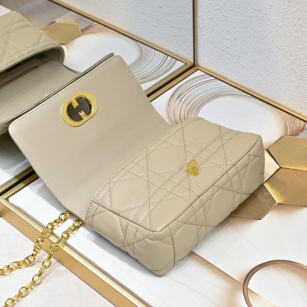 Elegant Stylish Gold Lambskin Shoulder Bag – Limited Edition