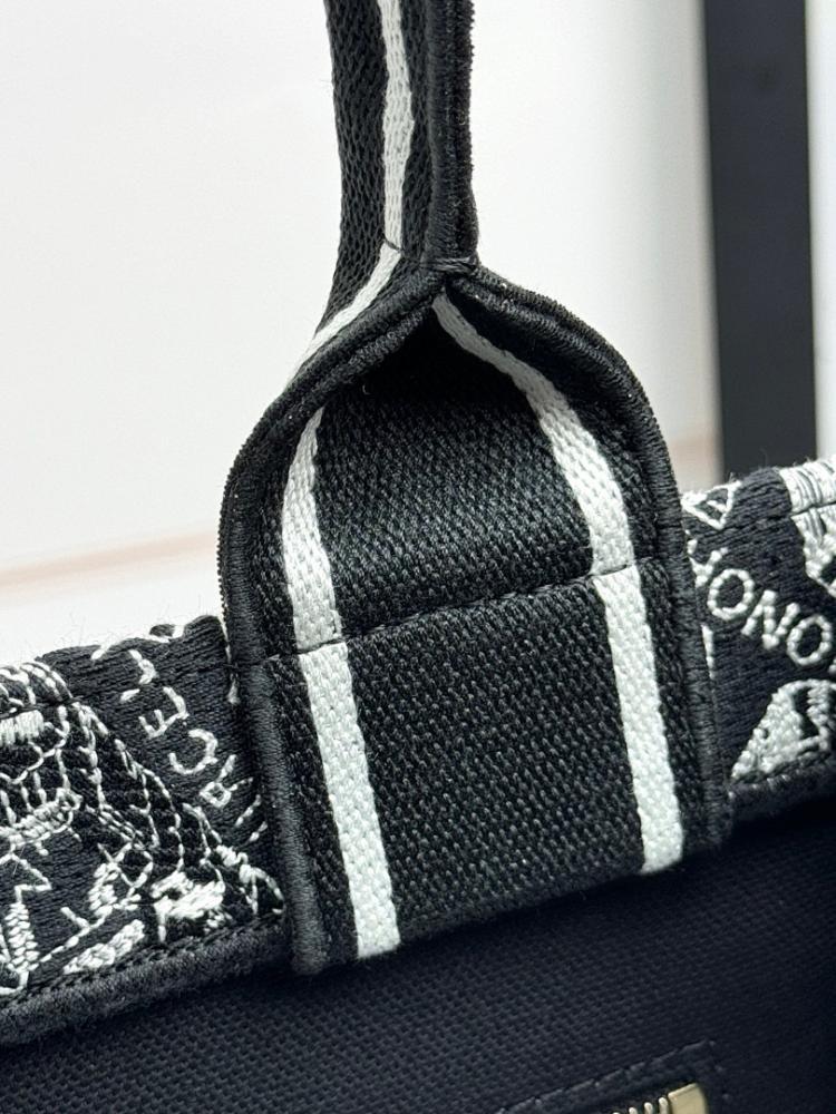 Stylish Premium Embroidered Leather Shoulder Bag