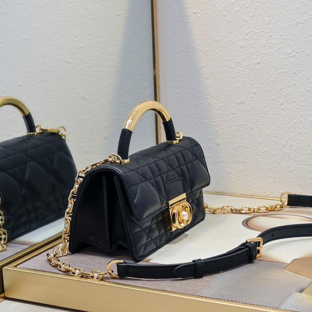 Modern Refined Quilted Shoulder Bag