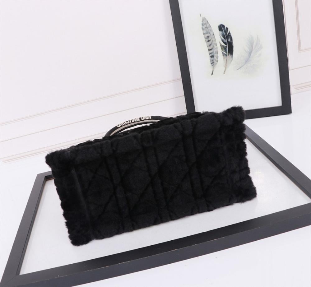 Stylish Embroidered Crossbody Bag – Limited Edition