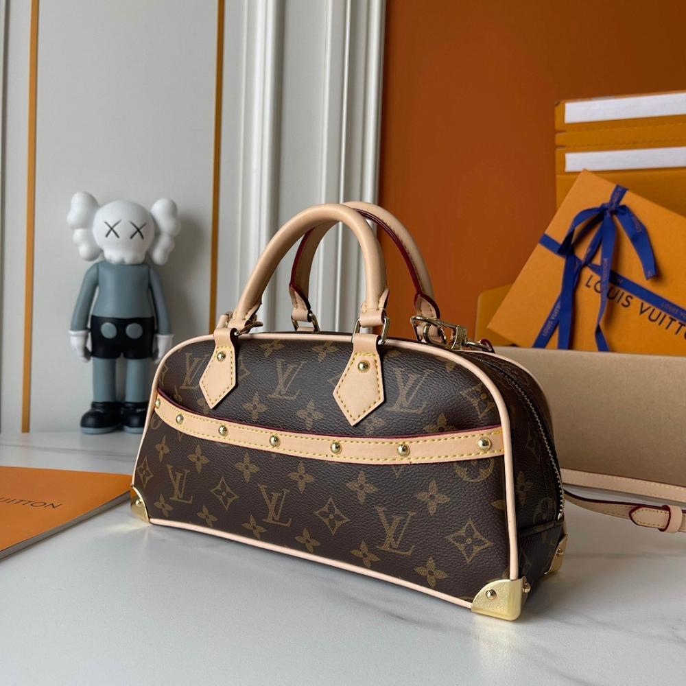 Modern Refined Studded Leather Crossbody Bag