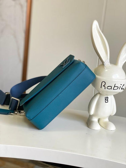 Elegant Refined Leather Shoulder Bag