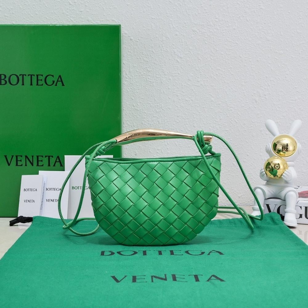 Stylish Refined Woven Shoulder Bag