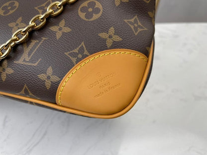 Modern Leather Crossbody Bag – Limited Edition