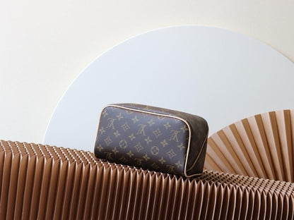 Modern Refined Crossbody Bag