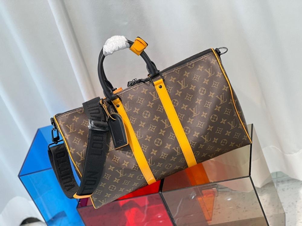 Elegant Refined Black Leather Crossbody Bag