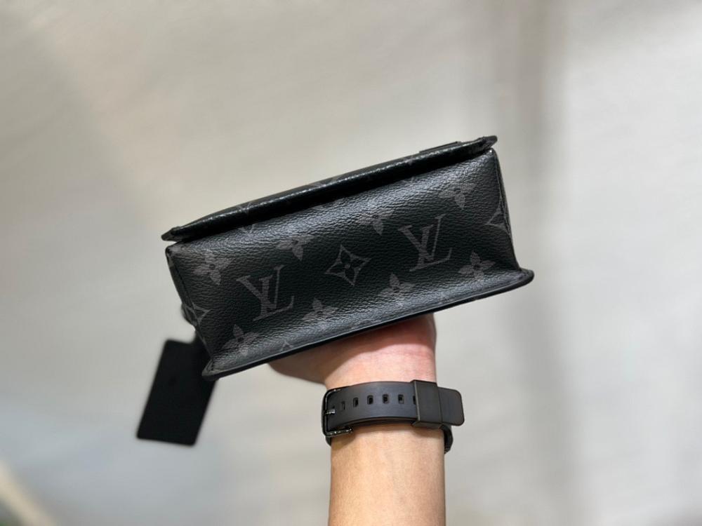 Modern Italian-Inspired Leather Shoulder Bag