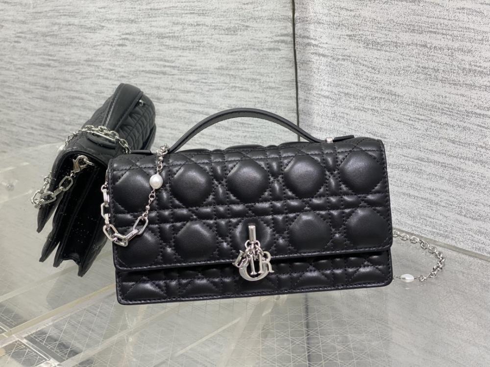Elegant Leather Top Handle Bag