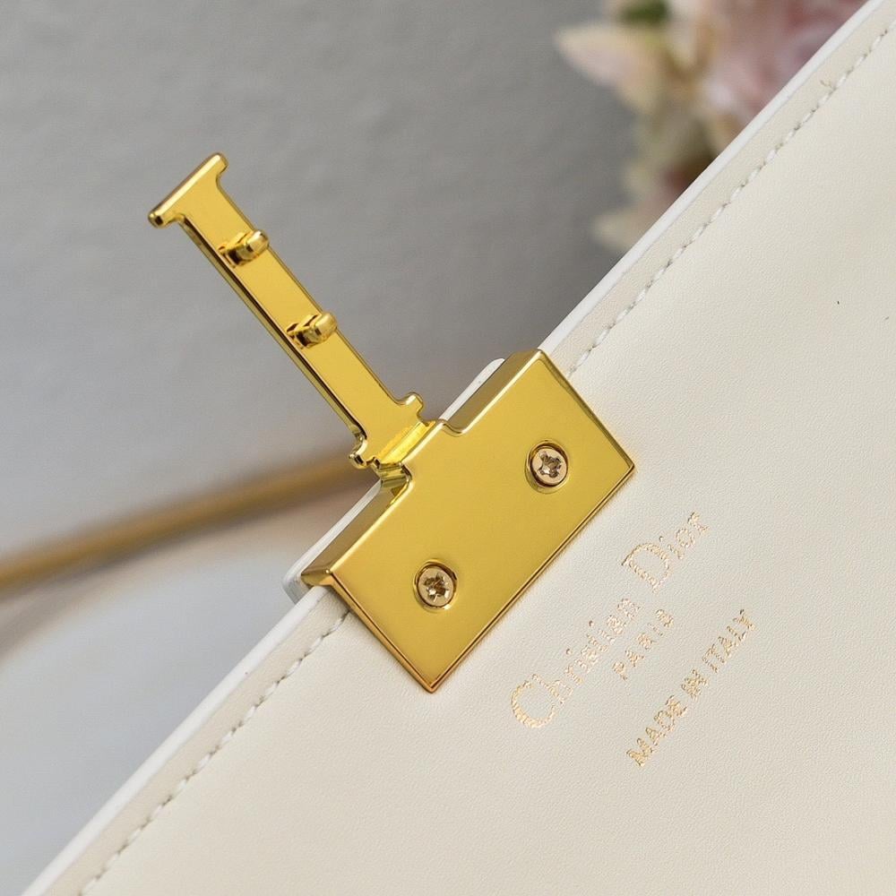 Elegant Leather Crossbody Bag – Special Edition
