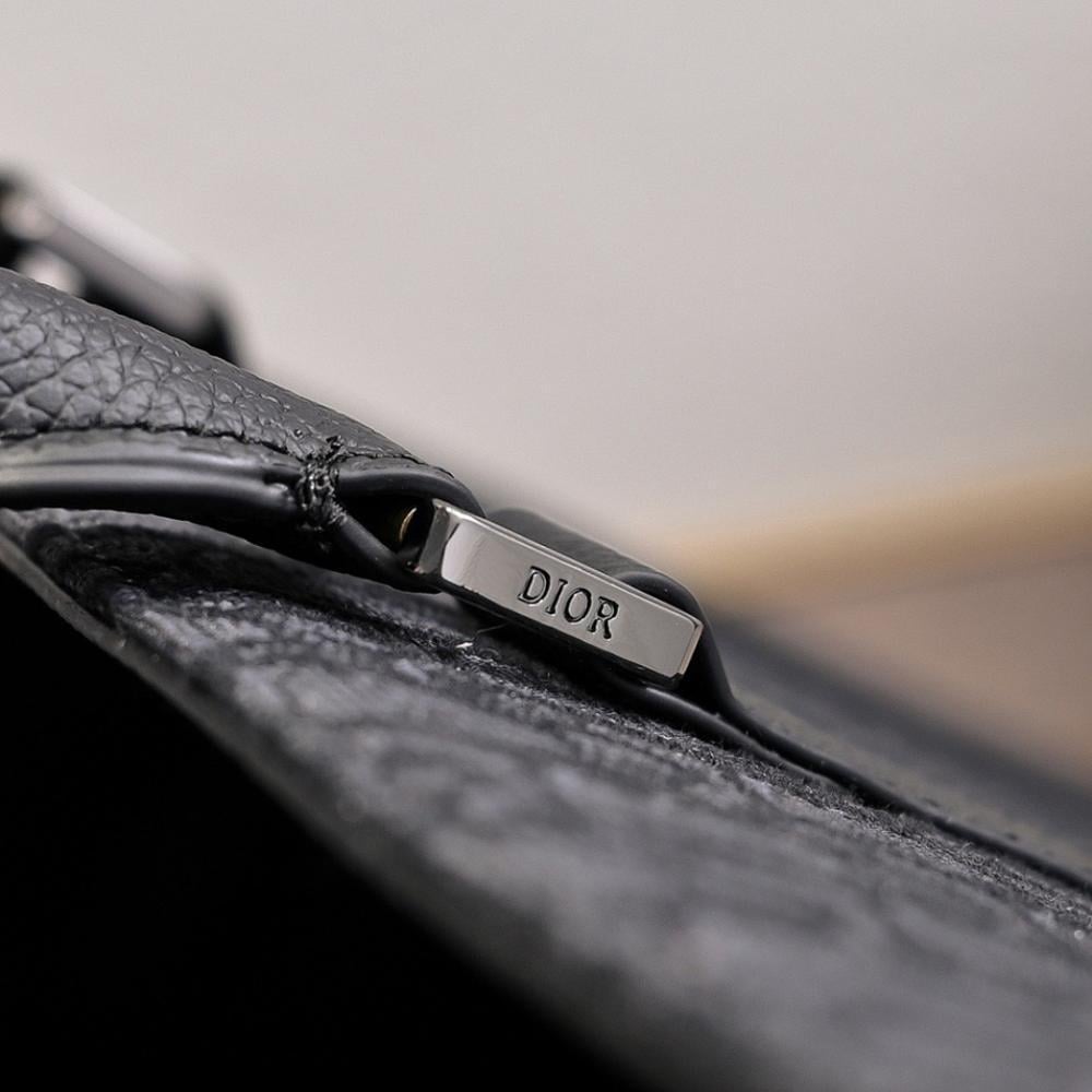 Modern Luxury Leather Shoulder Bag – Limited Edition
