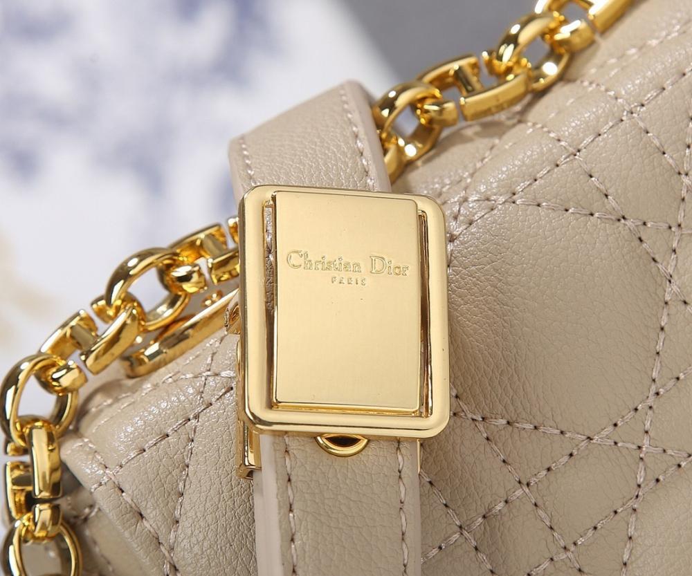 Stylish Refined Silver Leather Crossbody Bag