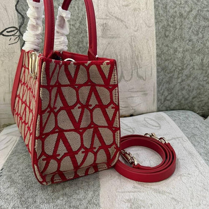 VLogo Signature Leather Shoulder Bag