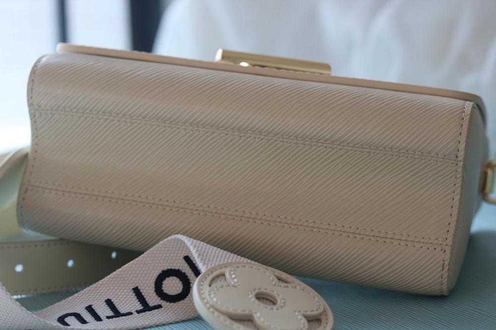 Elegant Refined Leather Shoulder Bag