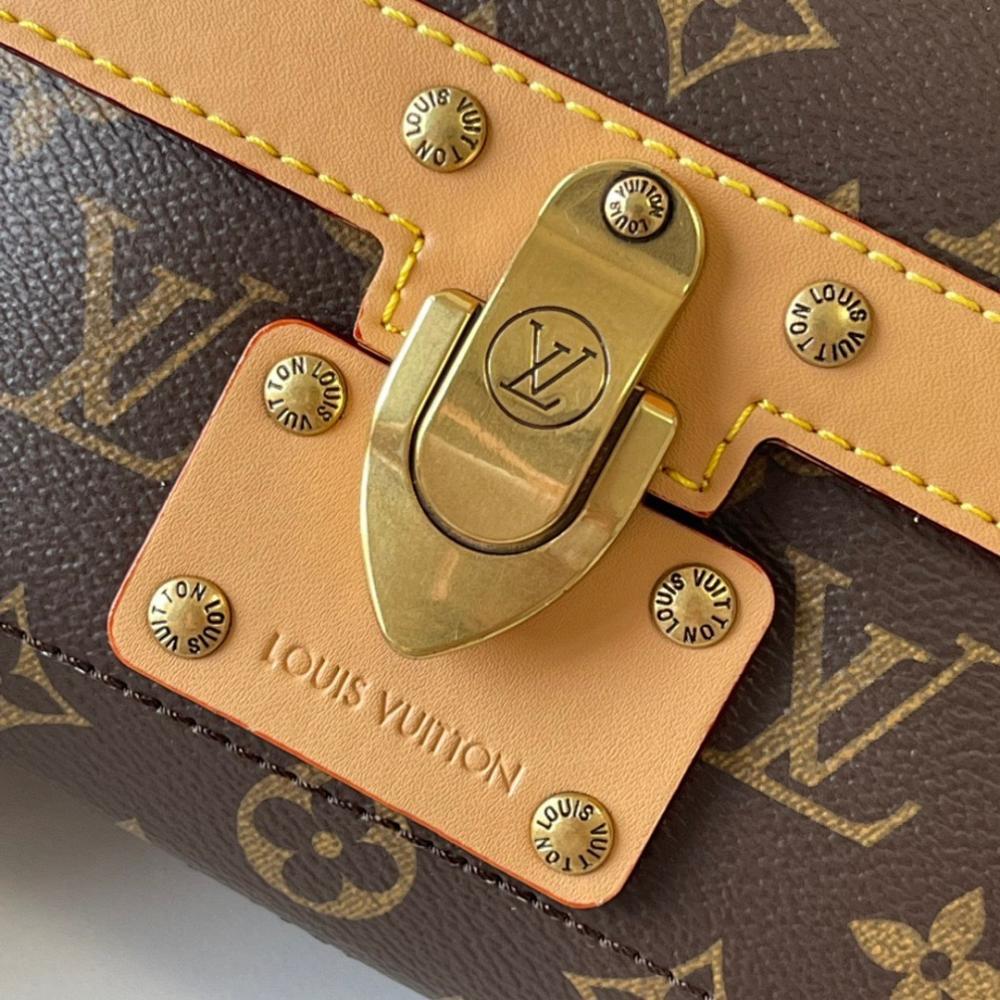 Elegant Studded Leather Travel Bag – Limited Edition