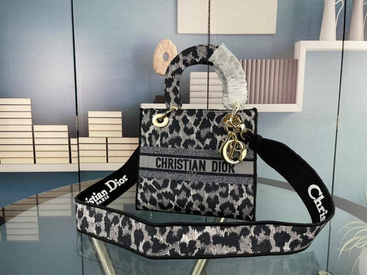 Modern Luxury Embroidered Shoulder Bag – Special Edition