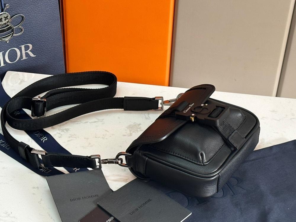 Classic Modern Leather Shoulder Bag