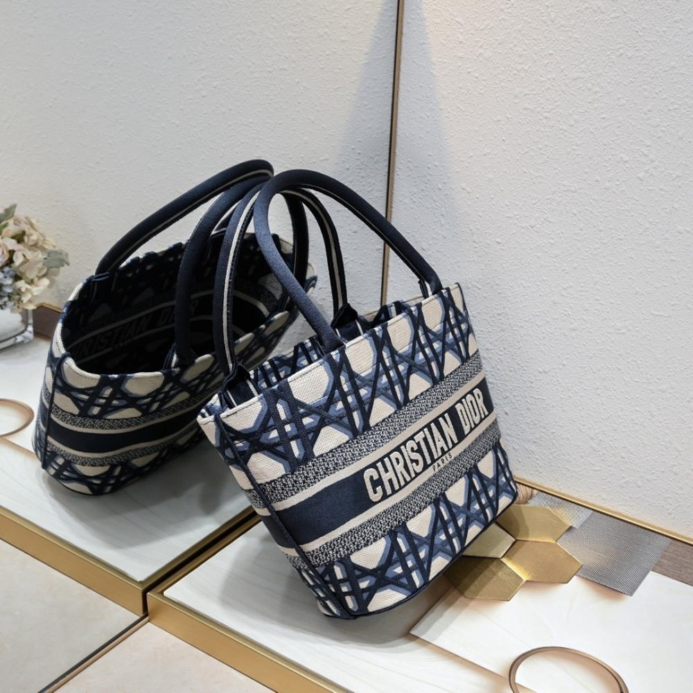 Classic Italian-Inspired Tote Bag