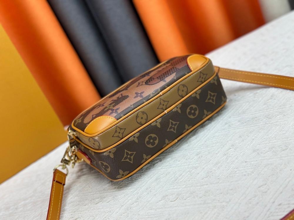 Modern Refined Black Shoulder Bag