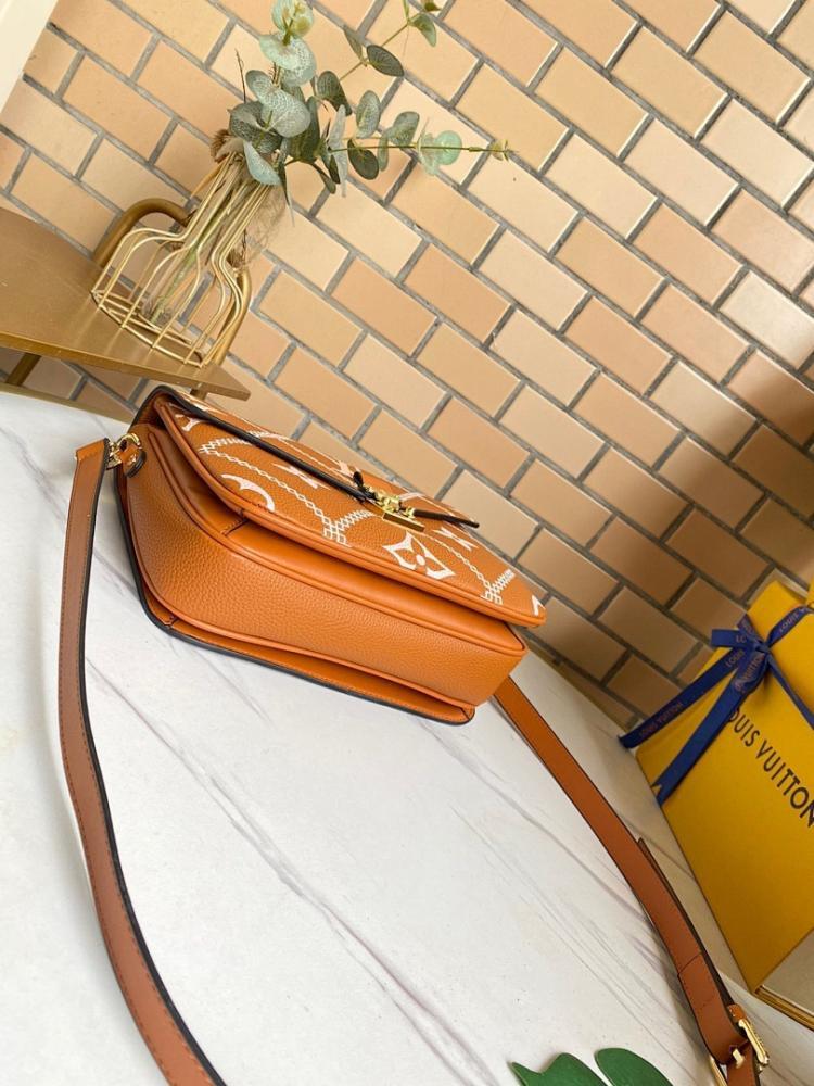 Modern Italian-Inspired Leather Crossbody Bag