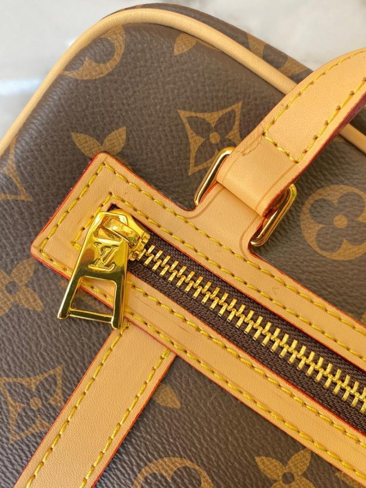 Elegant Refined Crossbody Bag