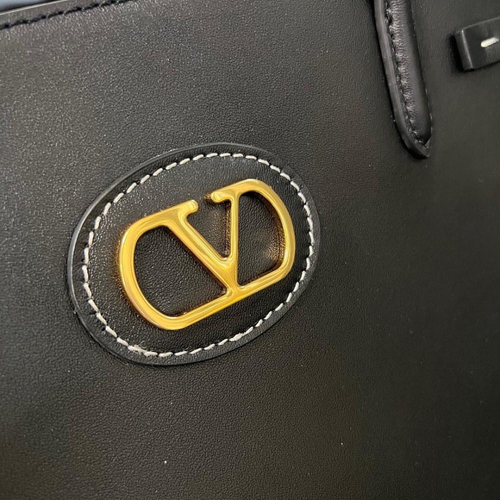 VLogo Signature Leather Shoulder Bag