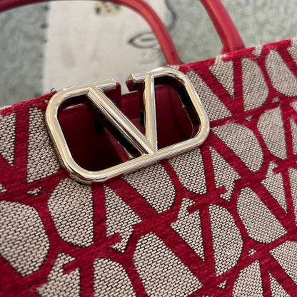 VLogo Signature Leather Shoulder Bag