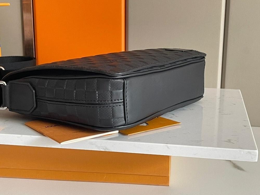 Modern Luxury Leather Shoulder Bag – Limited Edition