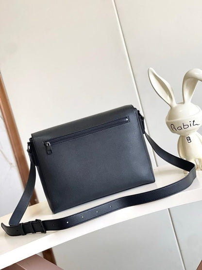 Luxury Elegant Leather Shoulder Bag – Limited Edition