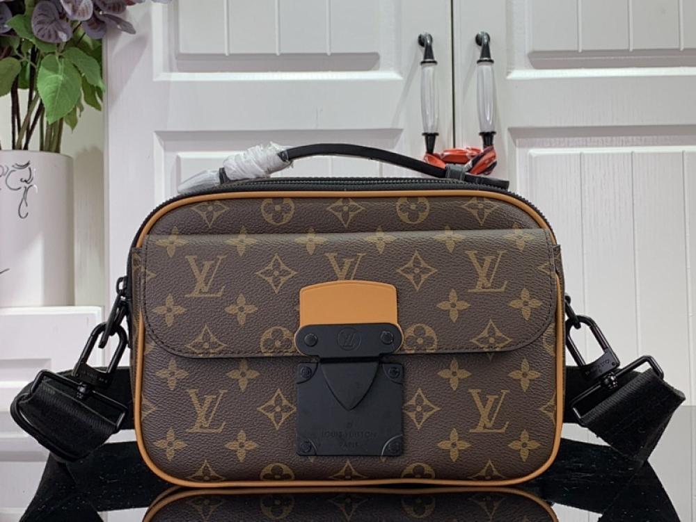 Classic Shoulder Bag
