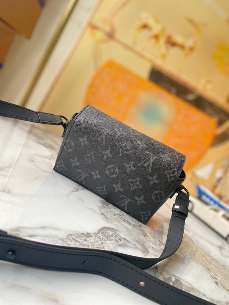 Modern Black Leather Shoulder Bag – Limited Edition