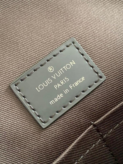 Stylish Silver Shoulder Bag – Limited Edition