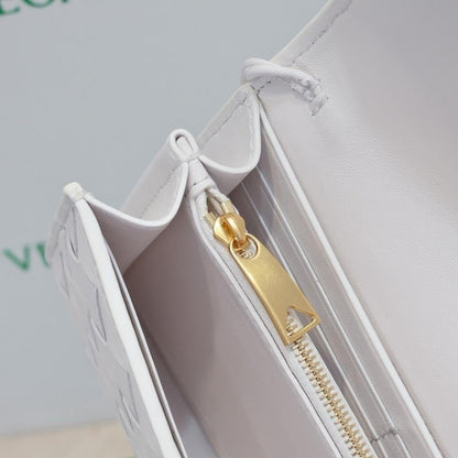 Modern Elegant Woven Bag – Limited Edition
