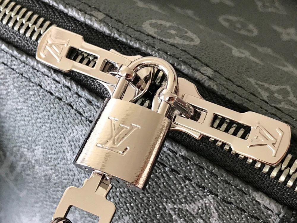 Modern Black Leather Crossbody Bag – Limited Edition