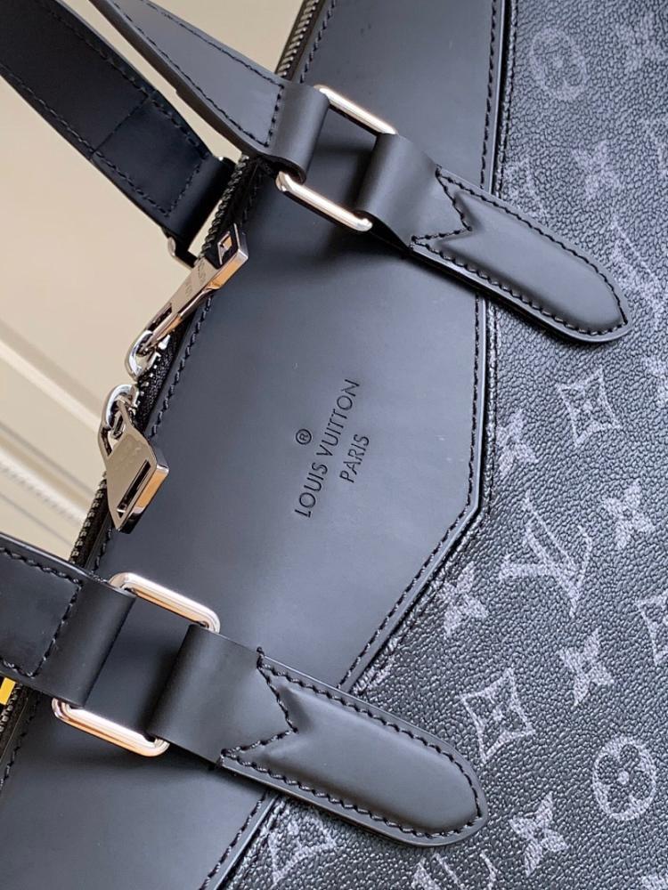 Stylish Silver Shoulder Bag – Limited Edition