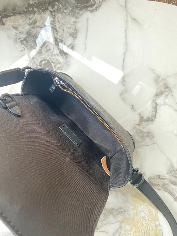 Modern Black Leather Shoulder Bag – Limited Edition