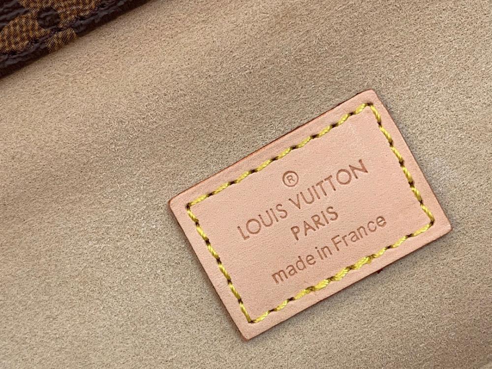 Elegant Refined Gold Crossbody Bag