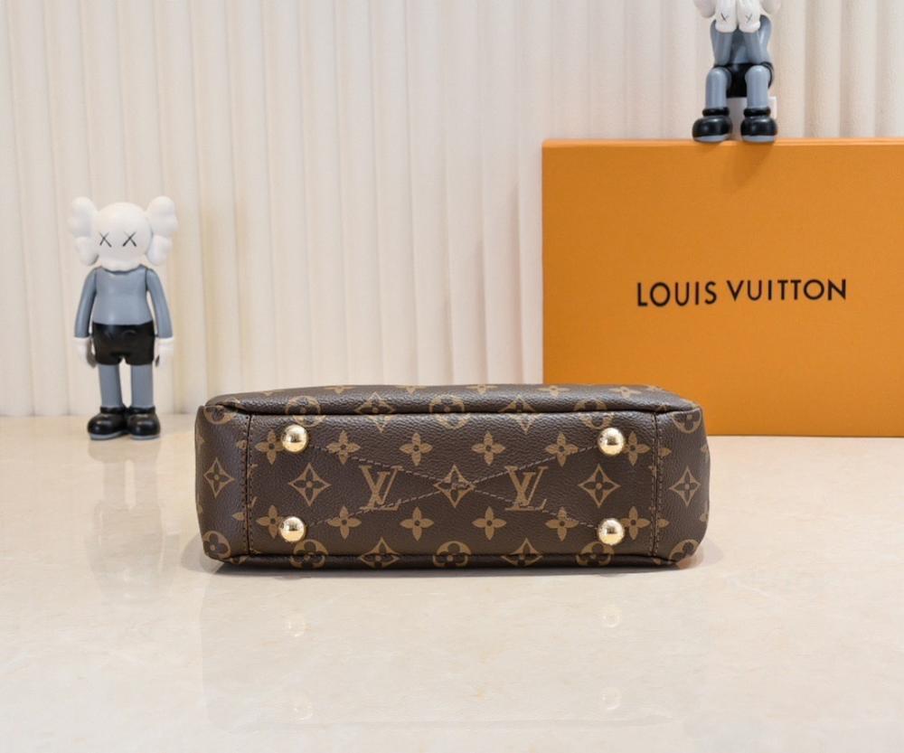 Modern Italian-Inspired Shoulder Bag